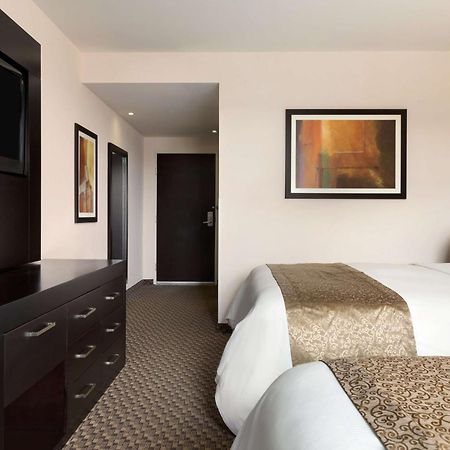 Hotel Doubletree By Hilton Querétaro Esterno foto