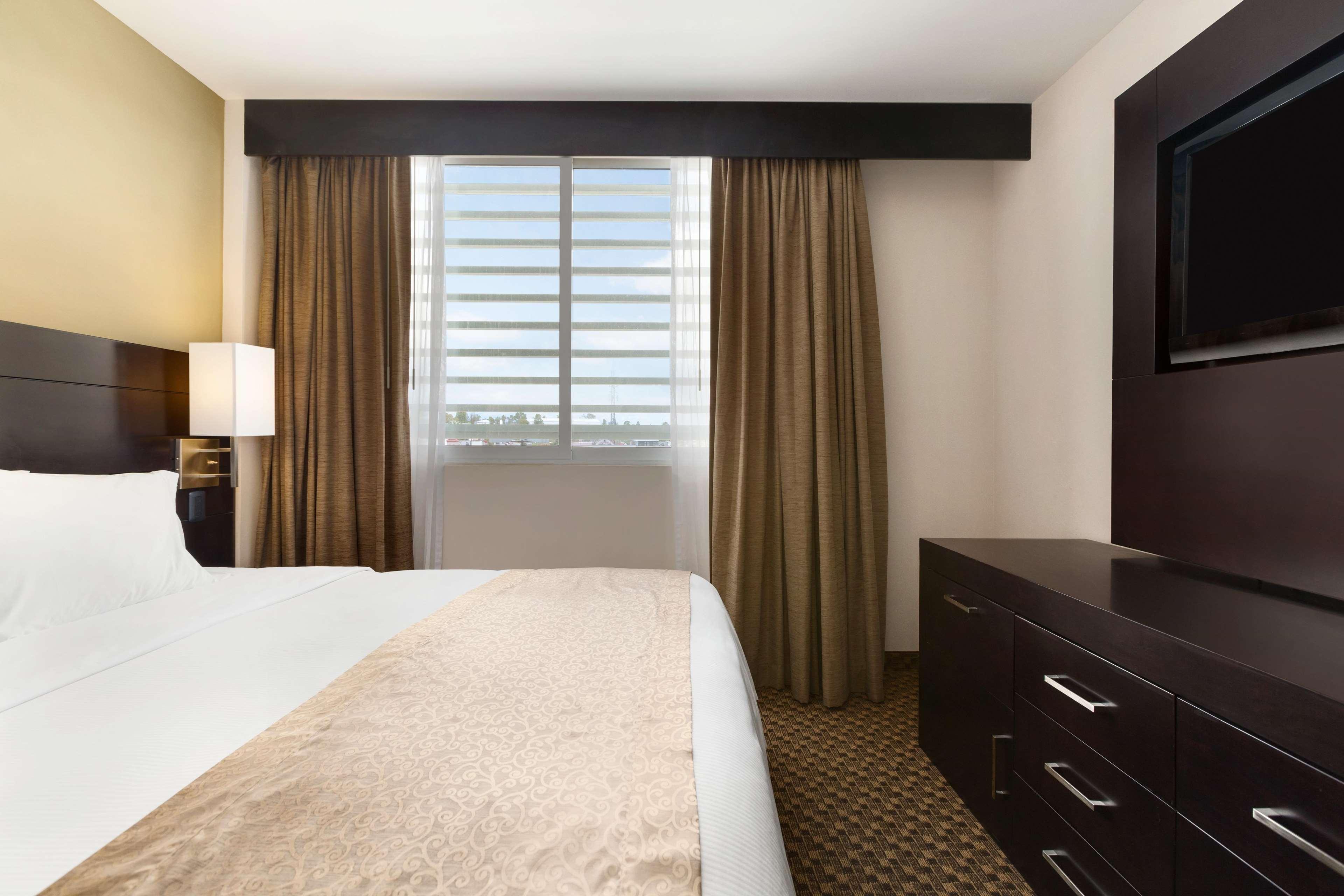 Hotel Doubletree By Hilton Querétaro Esterno foto