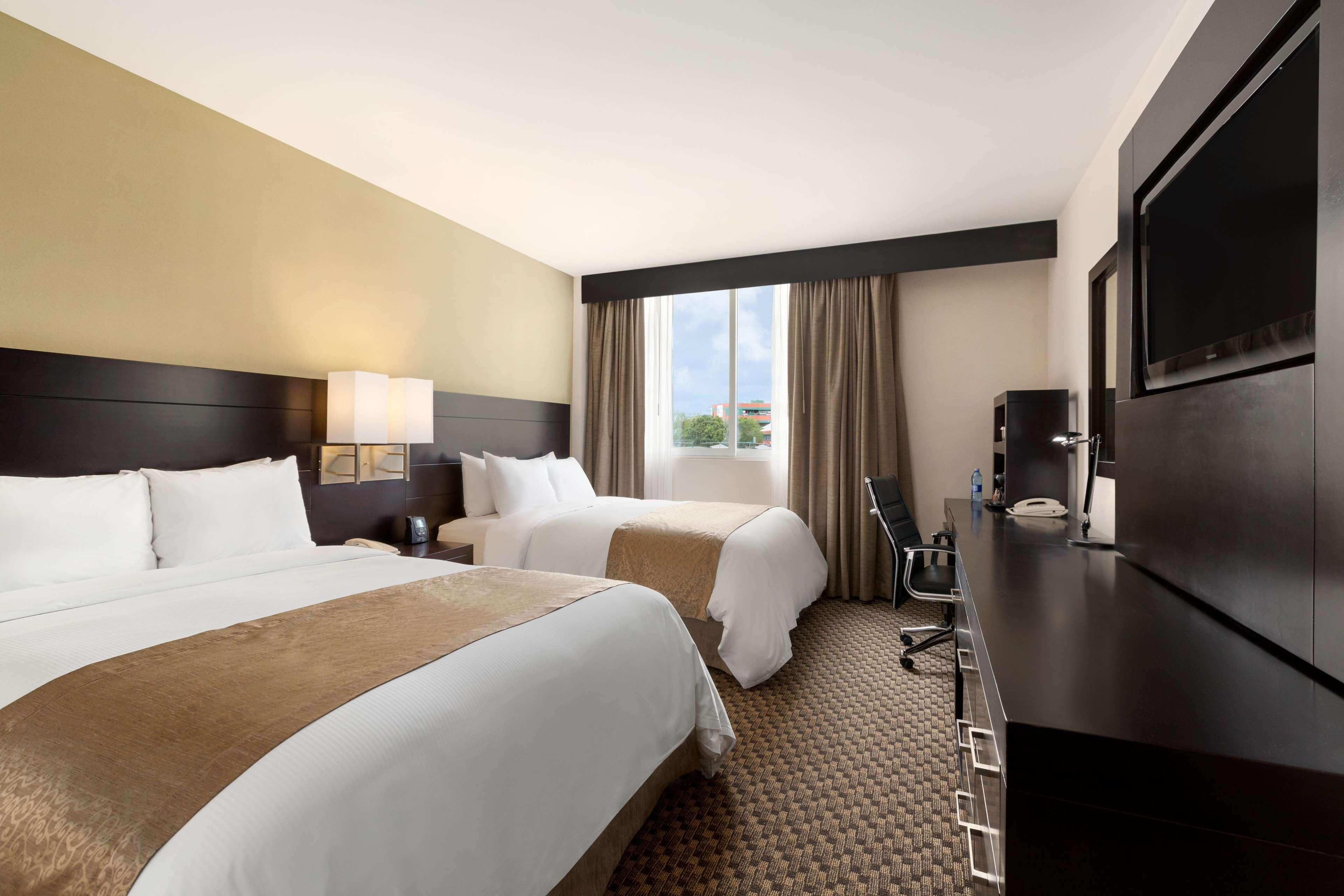 Hotel Doubletree By Hilton Querétaro Esterno foto