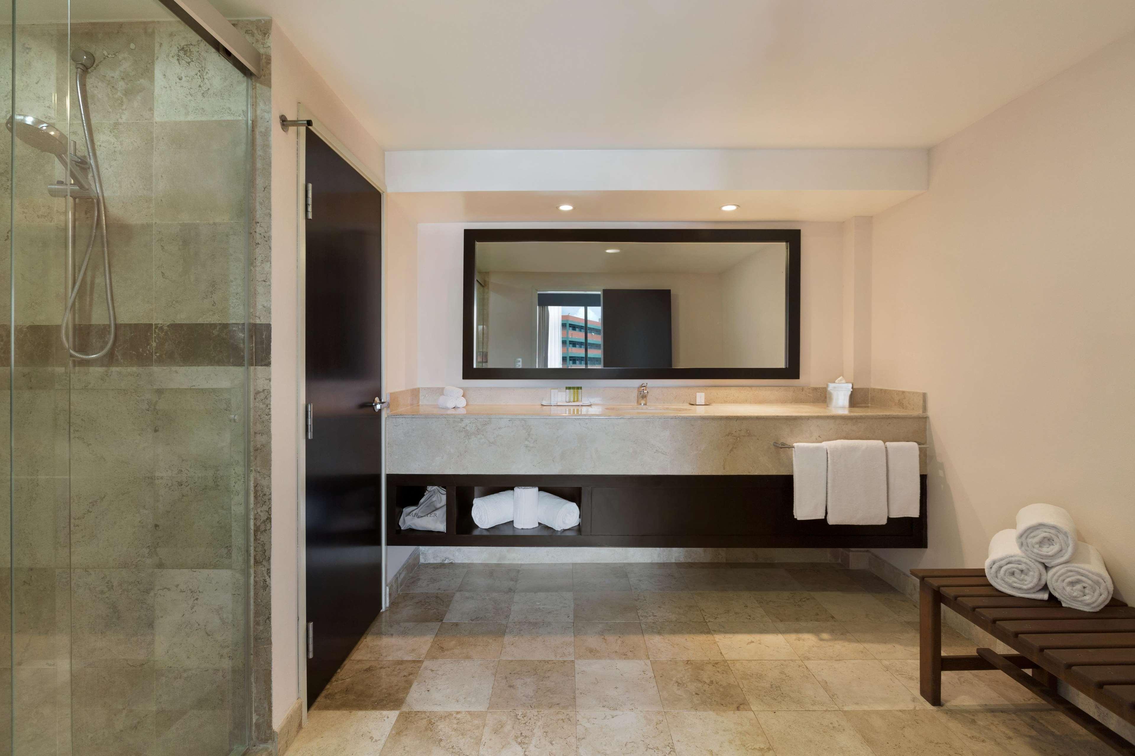 Hotel Doubletree By Hilton Querétaro Esterno foto