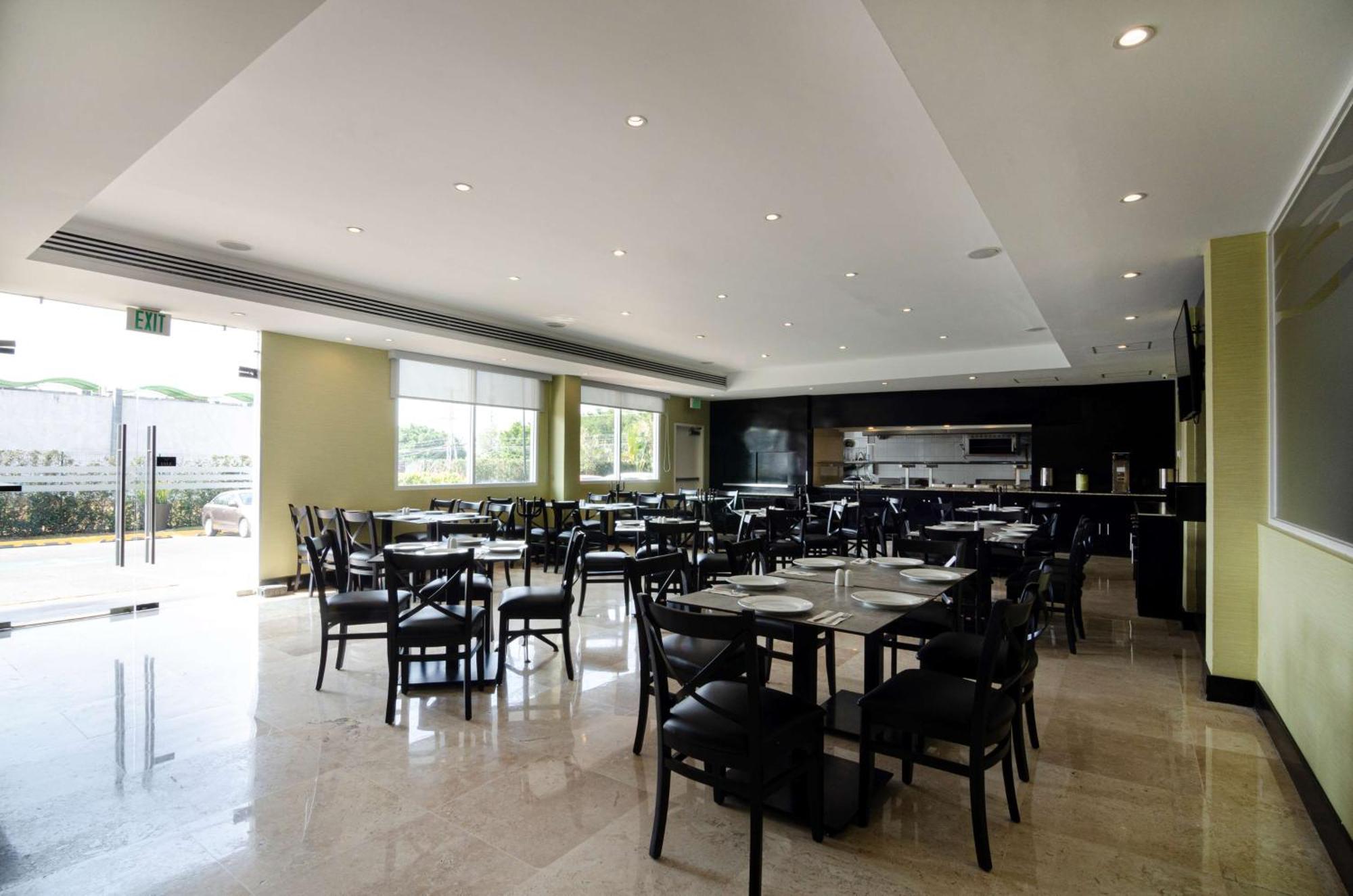 Hotel Doubletree By Hilton Querétaro Esterno foto