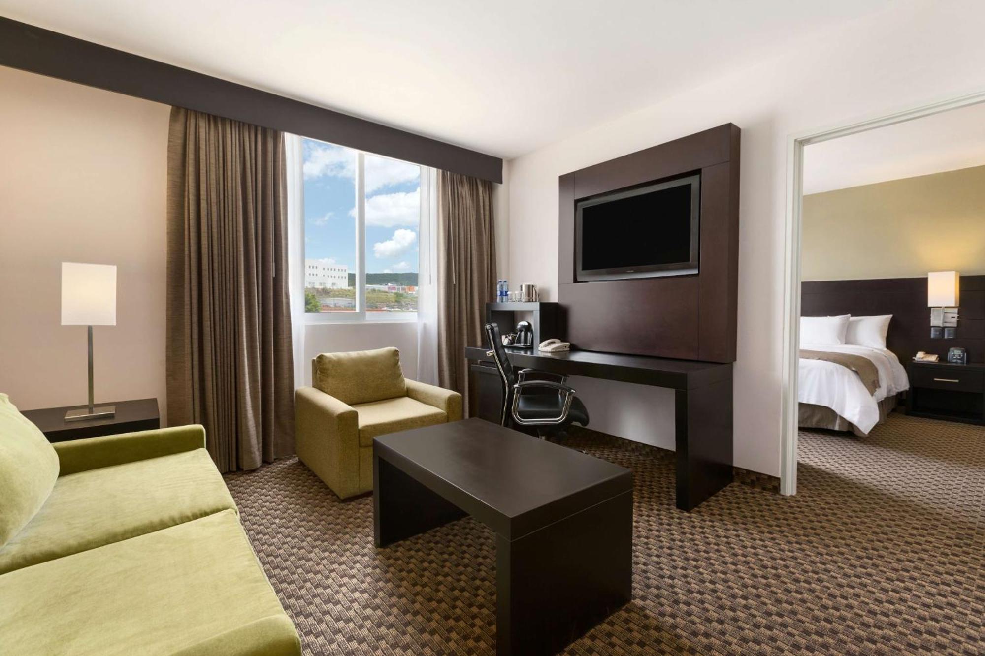 Hotel Doubletree By Hilton Querétaro Esterno foto