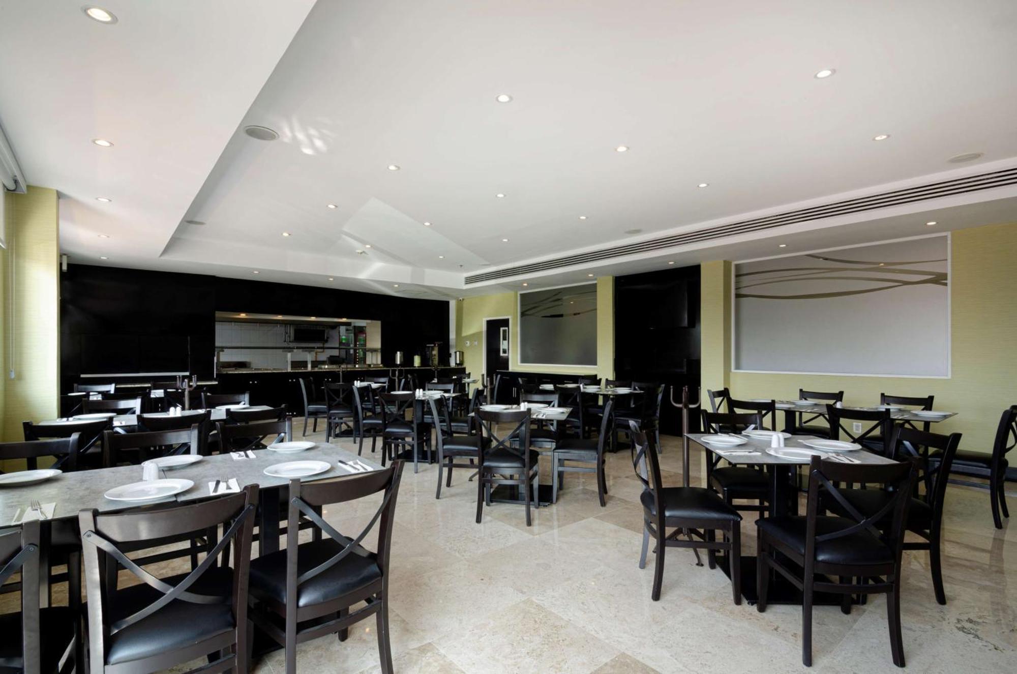 Hotel Doubletree By Hilton Querétaro Esterno foto