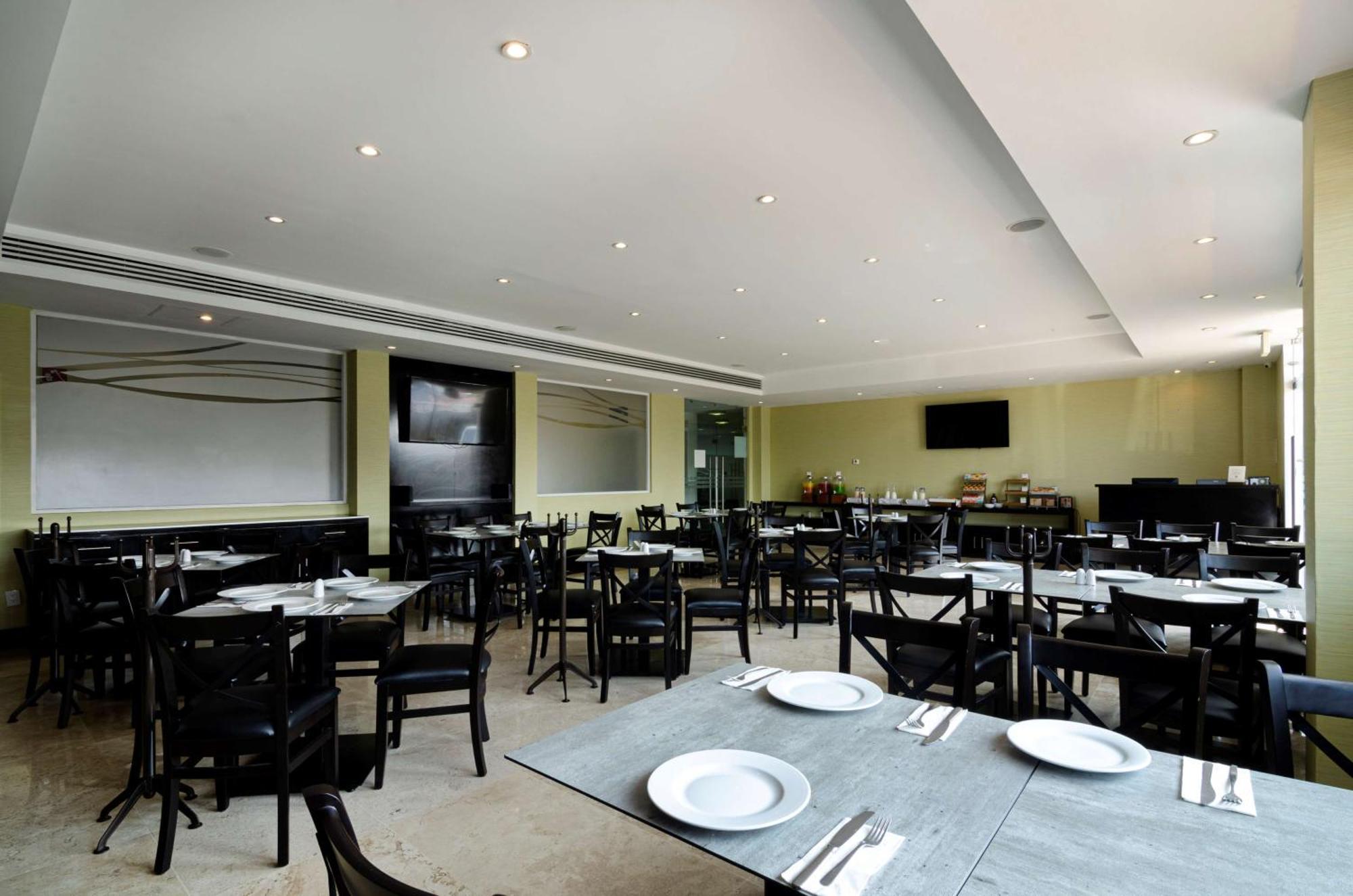 Hotel Doubletree By Hilton Querétaro Esterno foto